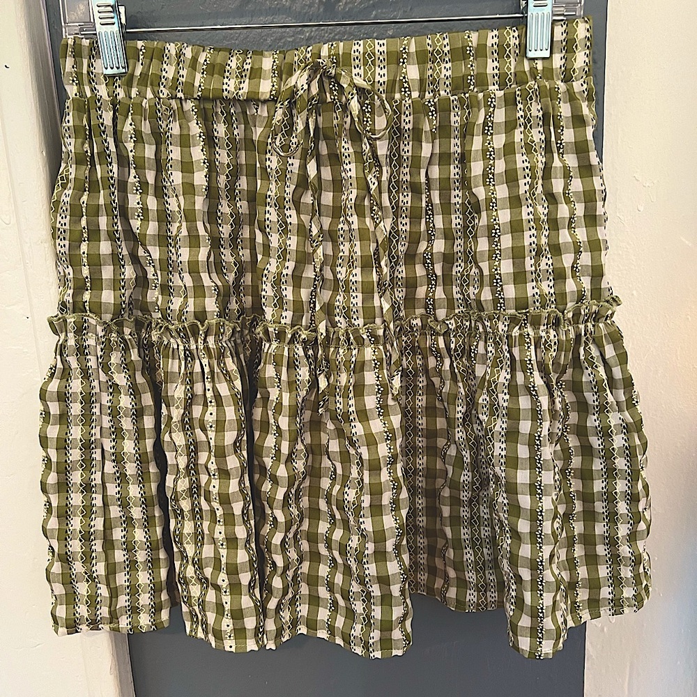 Cottage core flowy skirt
Size: L
Fits: M/L